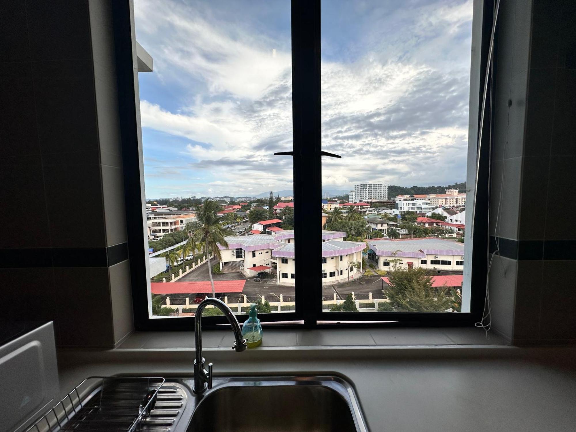 Aa Residen Luxury Condo Homestay 18Mins Walk Tanjung Aru Beach & Golf Course, Not Beach Side Resort Кота Кинабалу Екстериор снимка